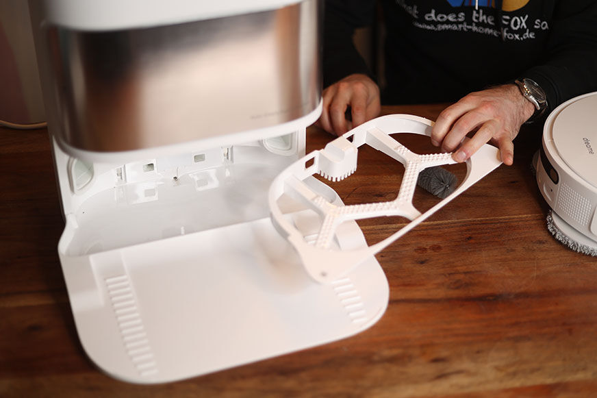 The textured plate of the Dreame L10s Ultra base station is removed.